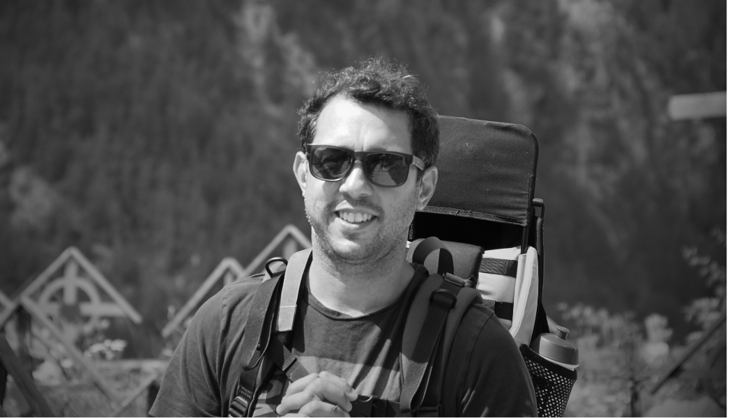 Photo en noir et blanc de Florian, le fondateur de Vanlify en randonnée